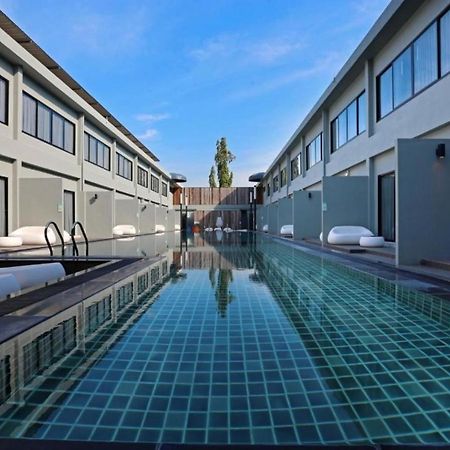 S Ratchada Leisure Hotel - Sha Plus Bangkok Exterior foto The swimming pool at the hotel