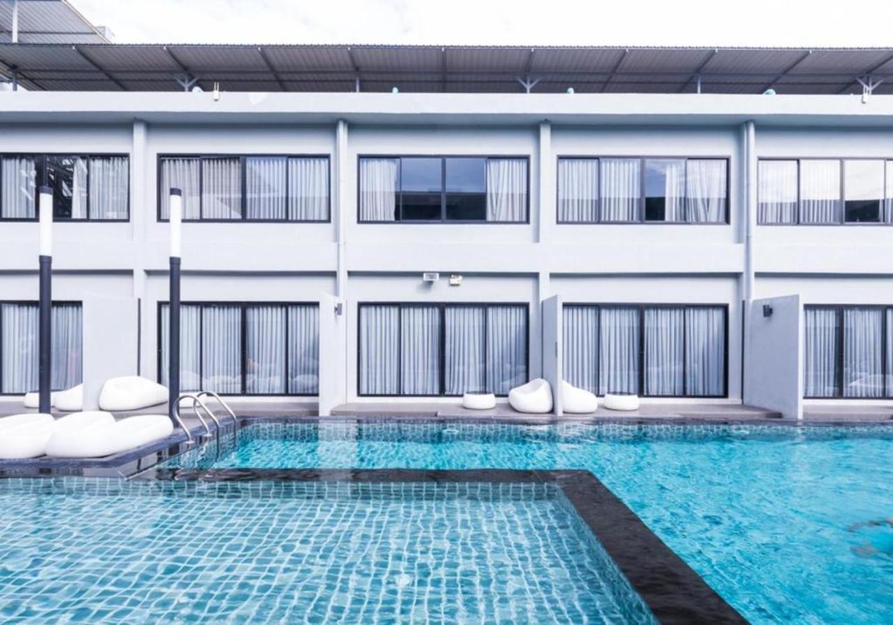 S Ratchada Leisure Hotel - Sha Plus Bangkok Exterior foto The swimming pool at the hotel