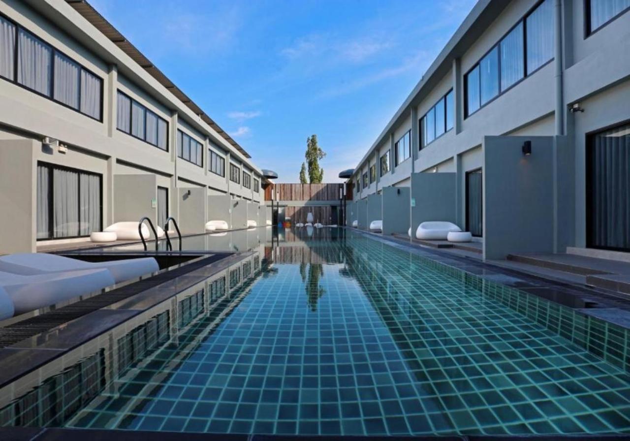 S Ratchada Leisure Hotel - Sha Plus Bangkok Exterior foto The swimming pool at the hotel