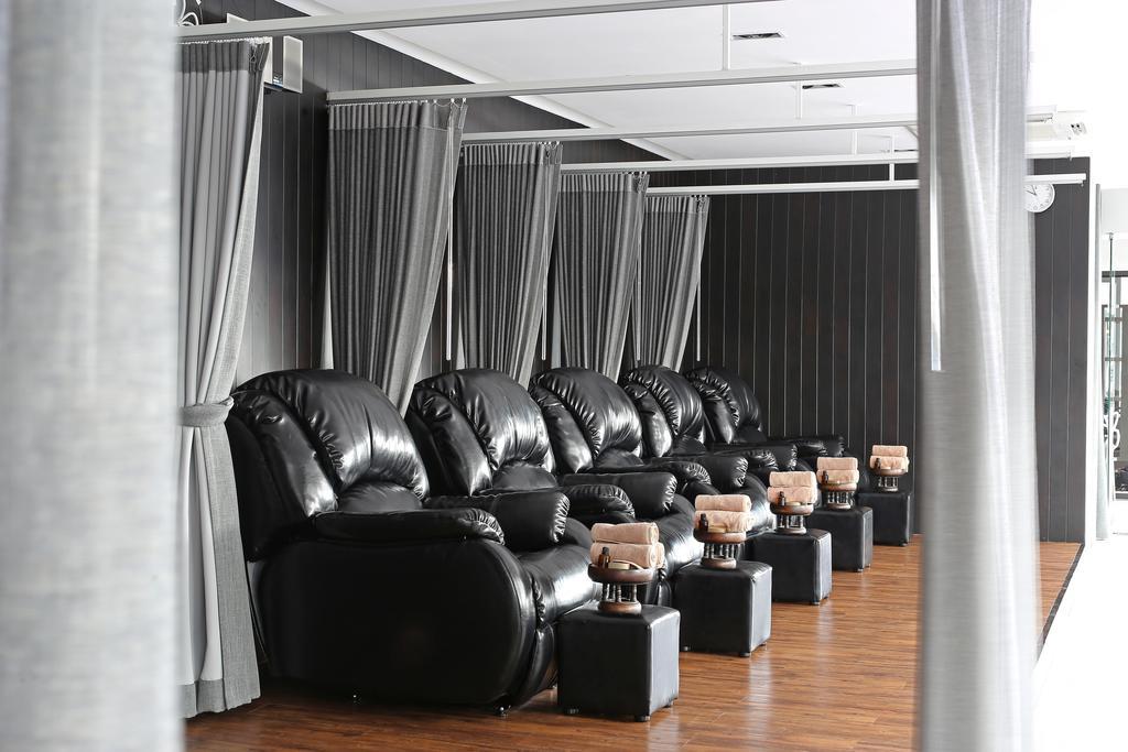 S Ratchada Leisure Hotel - Sha Plus Bangkok Exterior foto A foot massage parlor in Taiwan