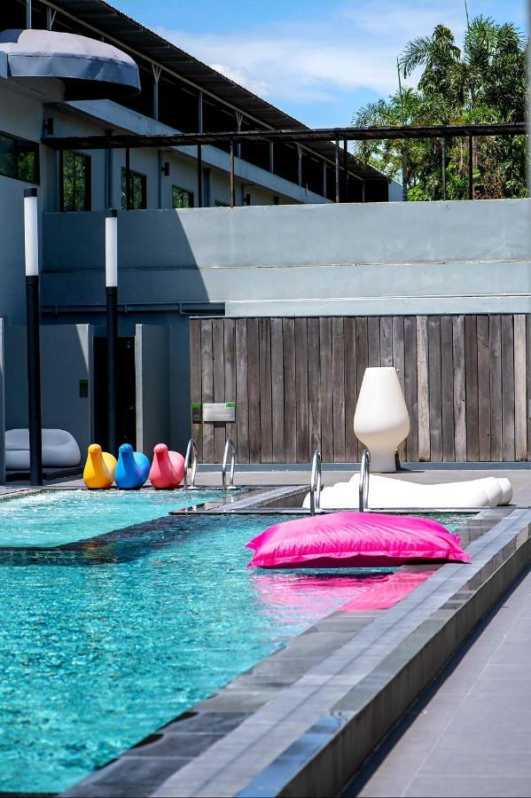 S Ratchada Leisure Hotel - Sha Plus Bangkok Exterior foto The pool at the hotel
