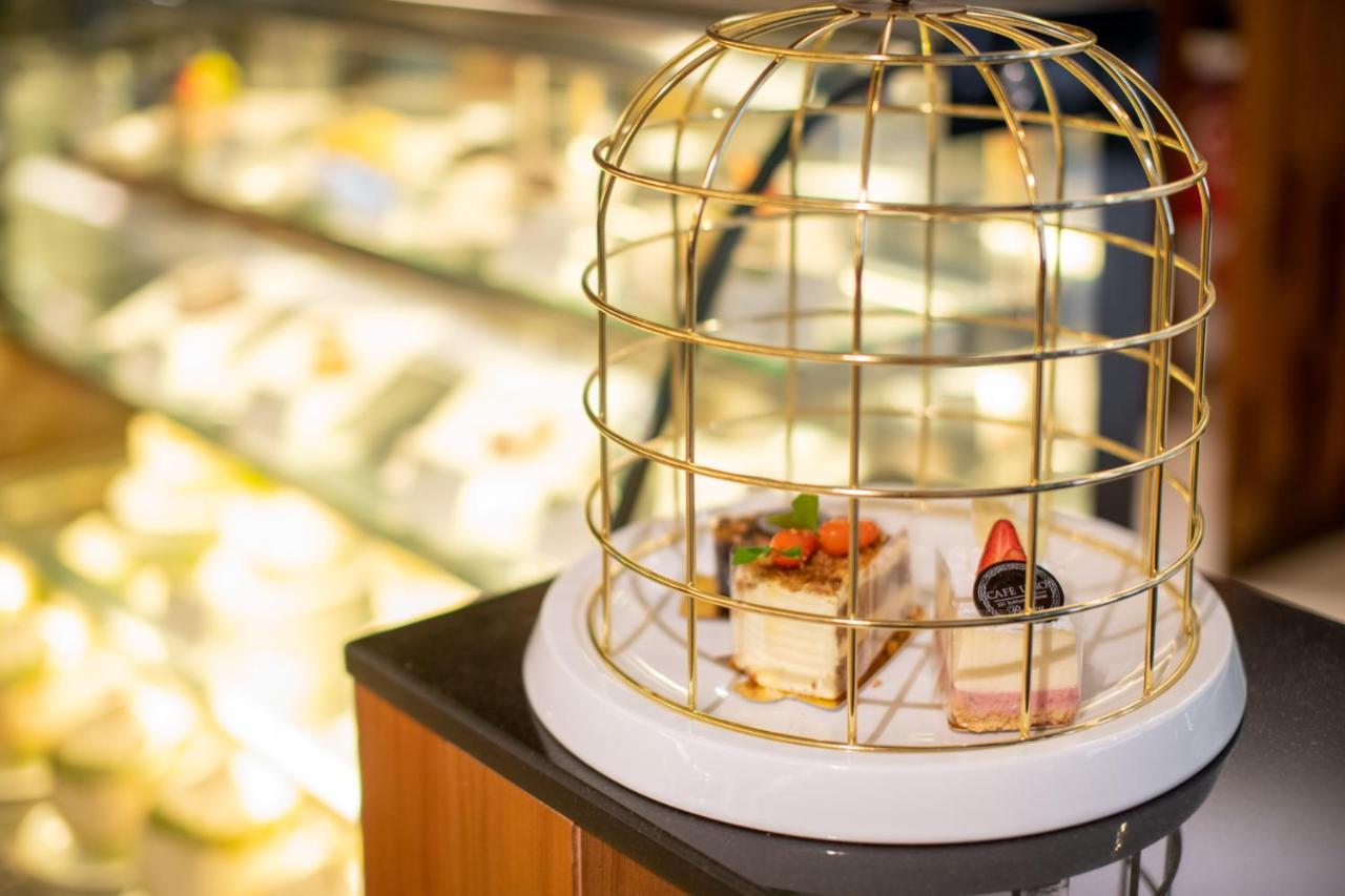 S Ratchada Leisure Hotel - Sha Plus Bangkok Exterior foto A birdcage cake stand