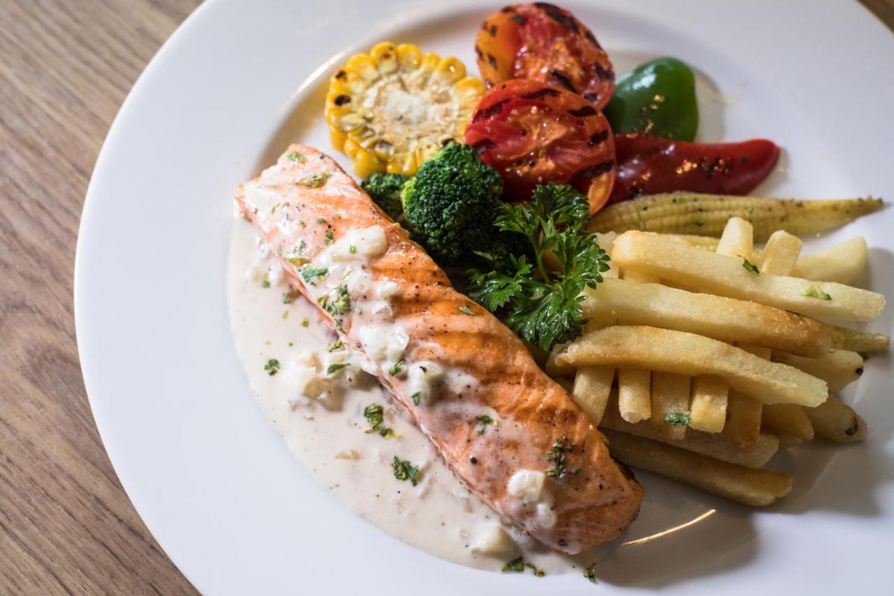 S Ratchada Leisure Hotel - Sha Plus Bangkok Exterior foto Salmon steak