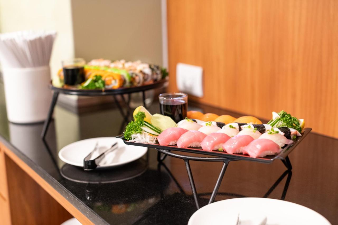 S Ratchada Leisure Hotel - Sha Plus Bangkok Exterior foto Sushi at a buffet