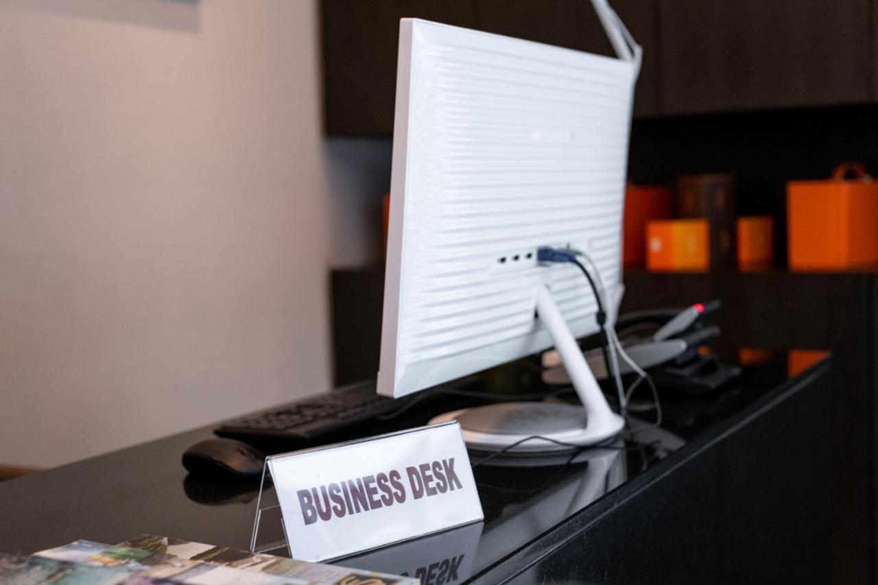 S Ratchada Leisure Hotel - Sha Plus Bangkok Exterior foto A business desk at a hotel